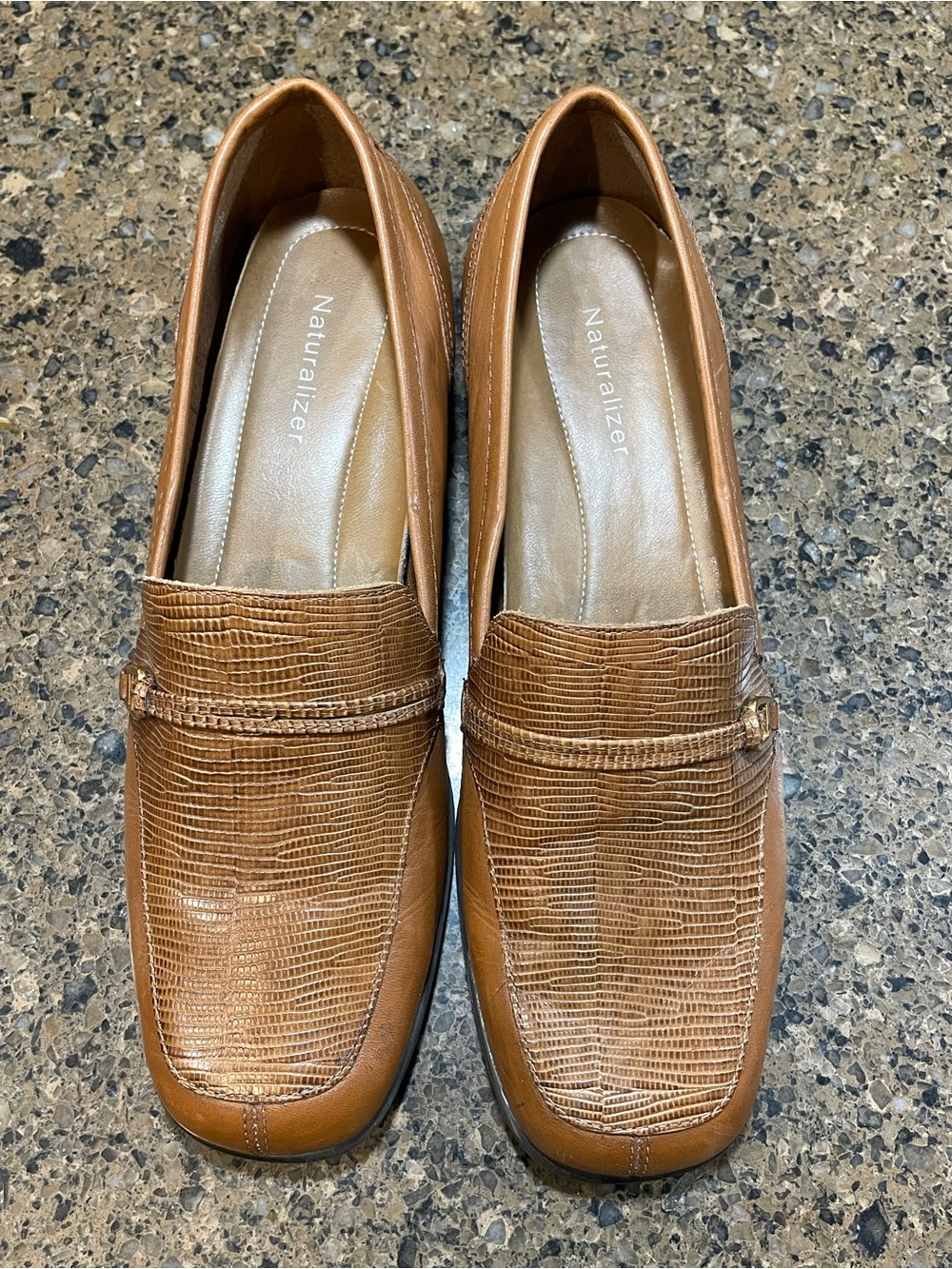 Classic Naturalizer Womens Tan Brown Textured Leather Loafers Gold Accent Sz 8.5